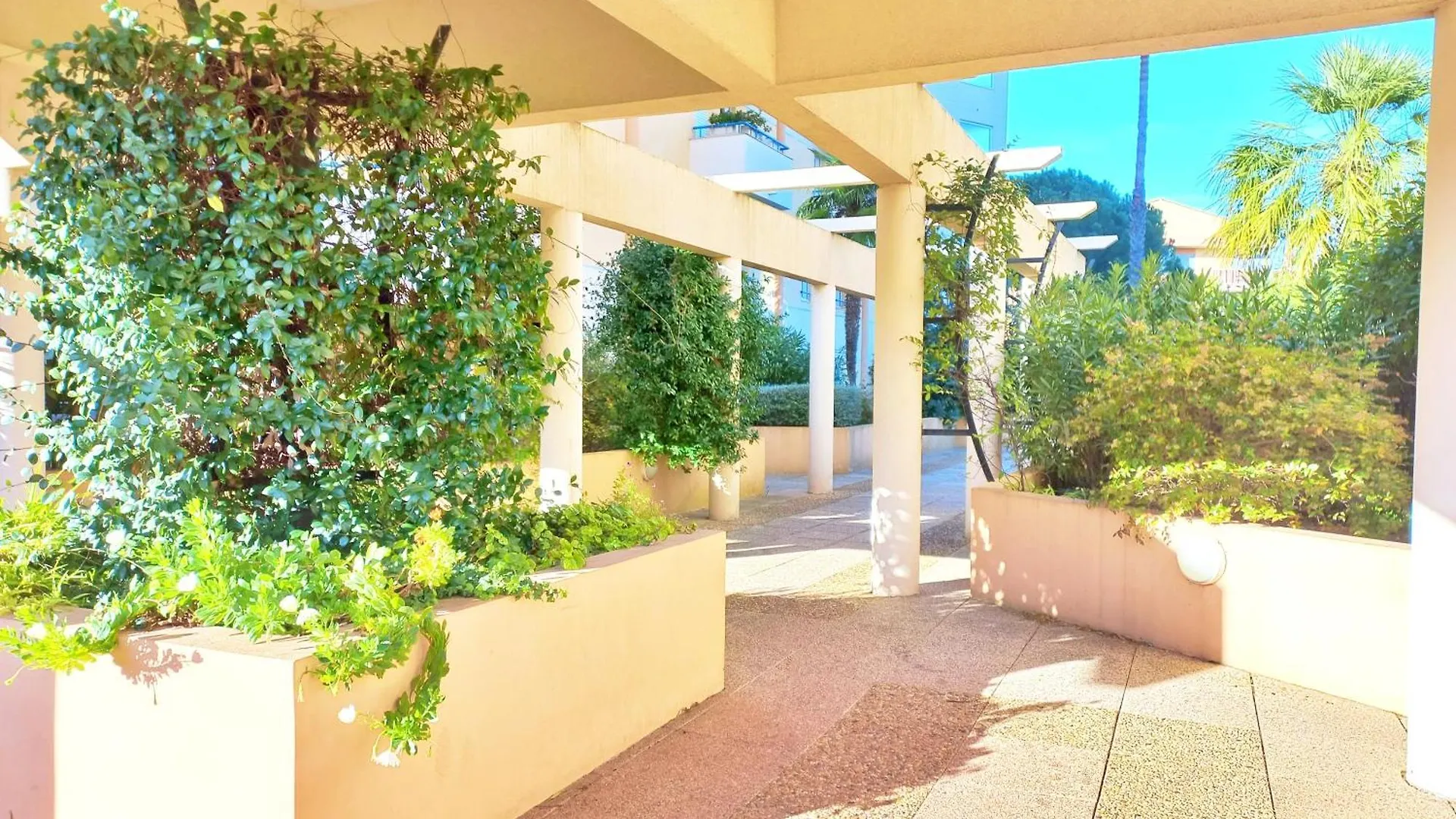 Caresse D'Azur - Classe 2 Etoiles Frejus Apartment
